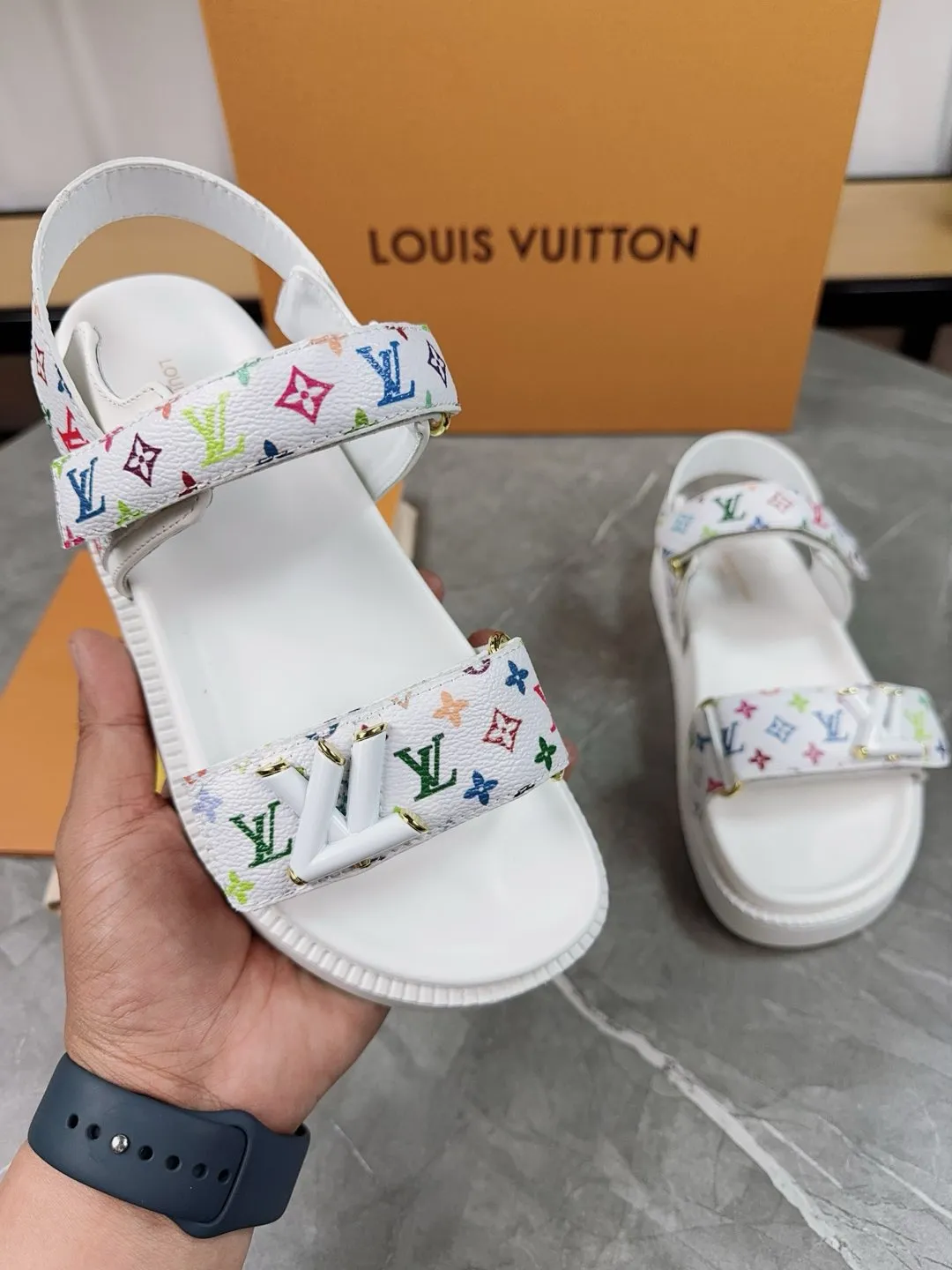 👟👟Ex-factory price 460👟👟 🌈LV | Louis Vuitton 🧡💚2025 spring and summer new style top version‼ ️The original version is the same. The counter focuses on the latest new beach shoes. Hard goods are new🆕 ❥Purchase level! Full of high-end feel! A popular model among bloggers at home and abroad, it’s retro and fashionable and looks amazing on your feet! Mainly recommended model on the official website★ ━━━━━ ЅᏇєєt ━━━━━ ▪️Upper: original customized leather ▪️Inner lining: cow lining ▪️Outsole: rubber PU combination high-end outsole ▪️Shoe size: 35-45 (35-45 customized